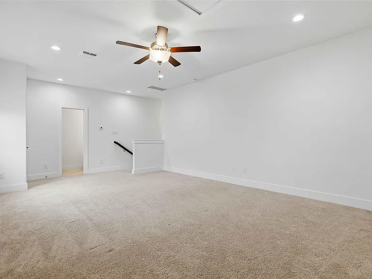 401 Sitlington Ln — Photo 24