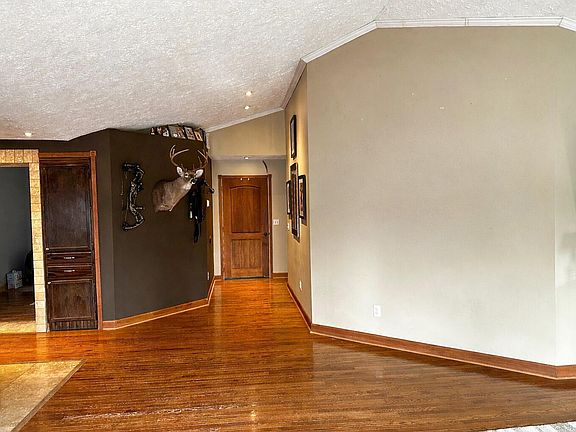 4th image of 569 E Ridge Rd