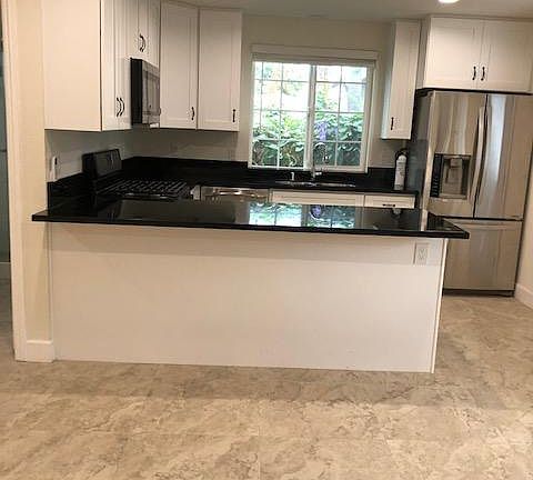 5th image of 643 1/2 E Flora St