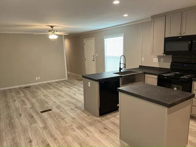 3 bed, 2.0 bath, 1033 sqft, $1,600 — Photo 2