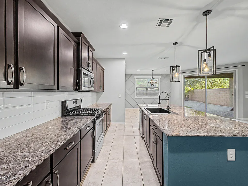 1041 W Glen Canyon Dr