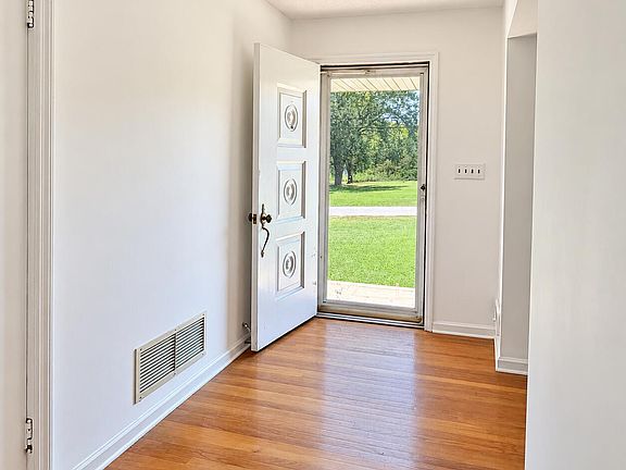 4th image of 741 Oak St