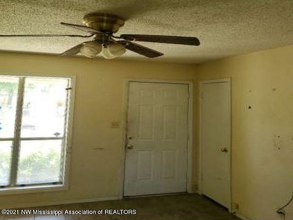 4th image of 2241 Hickory Dr