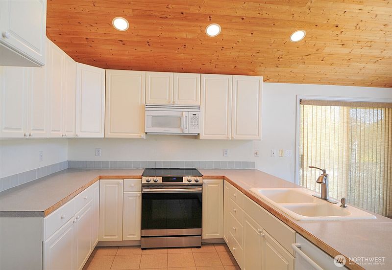 5th image of 2961 Riviera Boulevard