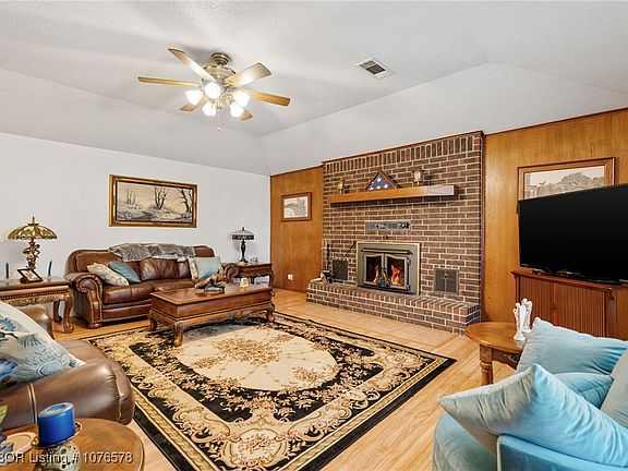 4th image of 1222 Willow Breeze Est
