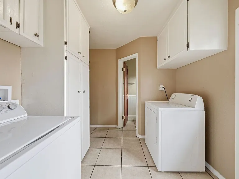 345 N Shattuck Pl — Photo 10