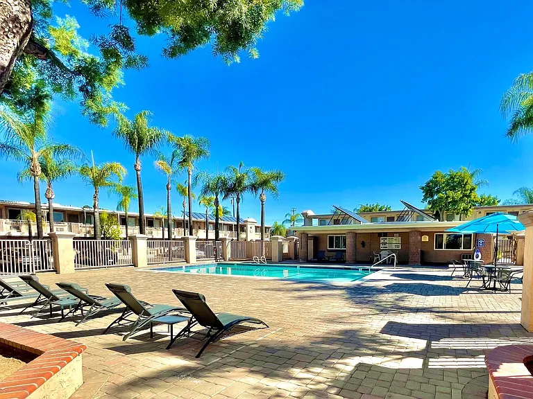 Bella Vista Apartments — Photo 4