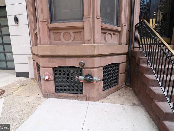 3rd image of 2112 Walnut St