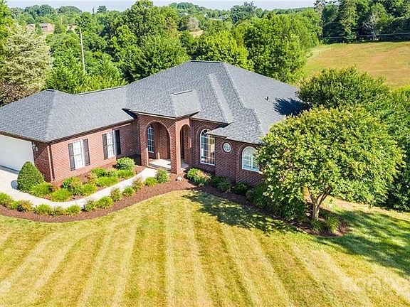 3rd image of 2318 Carriage Ln