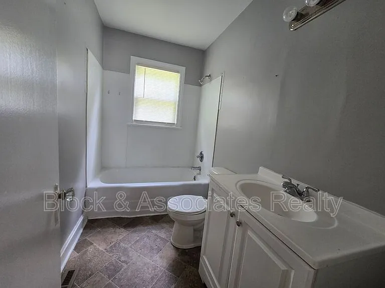 1034 E Lexington Ave — Photo 14