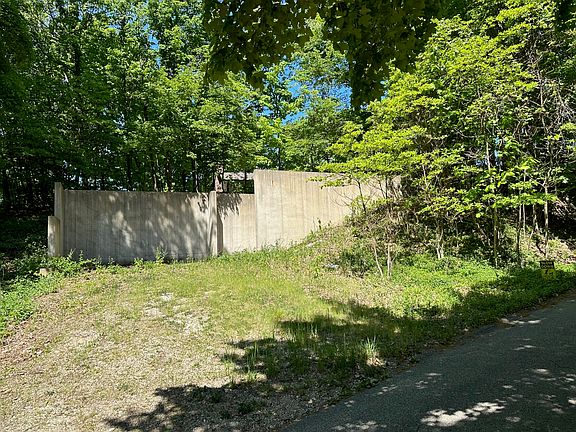 5th image of Fox Hill Ln