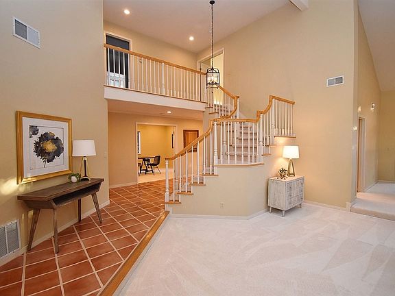 5th image of 405 Skycrest Dr