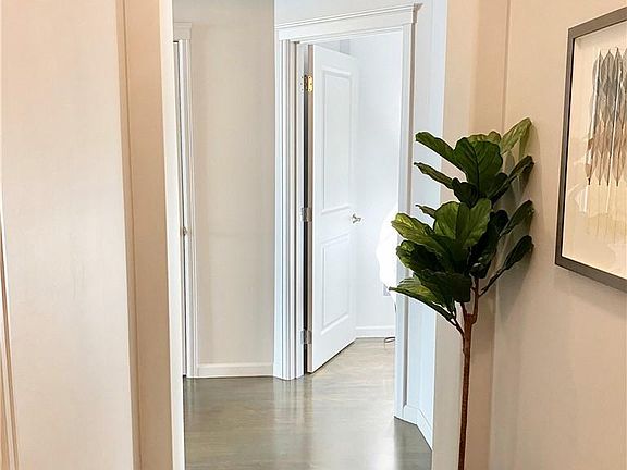 4th image of 320 32nd St #410