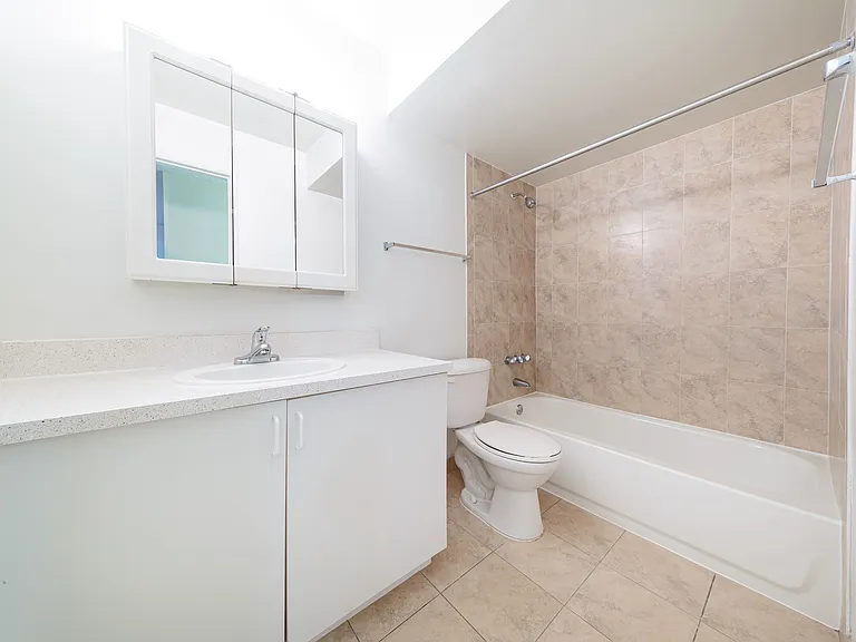 Large Bathroom | Sunset Palms | Apartments For Rent in Hollywood FL