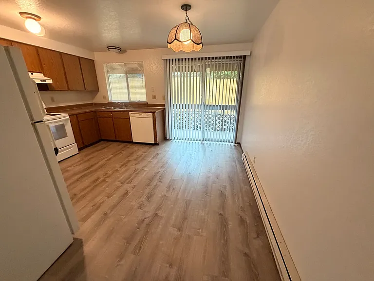 534 E Division St #1-7 — Photo 3