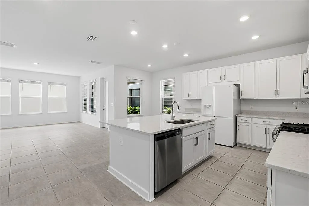 4 bed, 3.5 bath, 2322 sqft, $3,200 — Photo 3