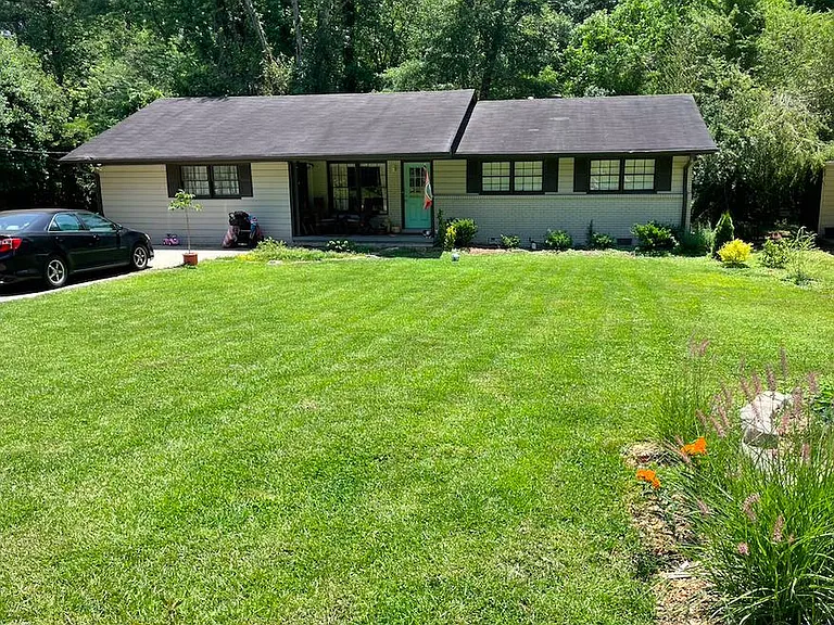 2865 Concord Dr — Photo 2