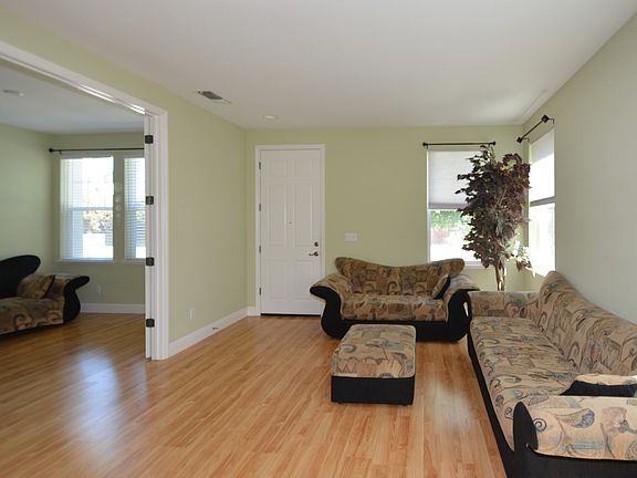 5th image of 1136 Saint Clair Pl