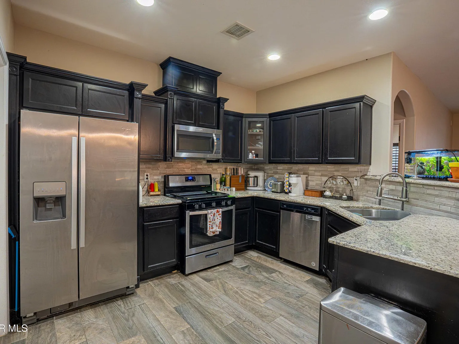 3 bed, 2.0 bath, 1529 sqft, $1,795 — Photo 2