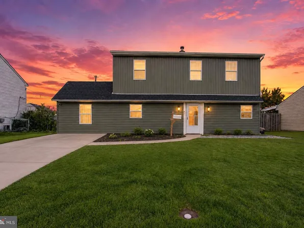 19 Narcissus Ln, Levittown, PA 19054