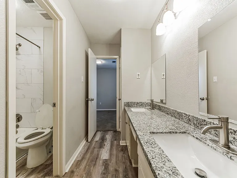 700 Meadowglen Dr — Photo 17