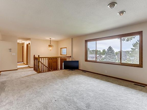 4th image of 2400 Teakwood Dr E