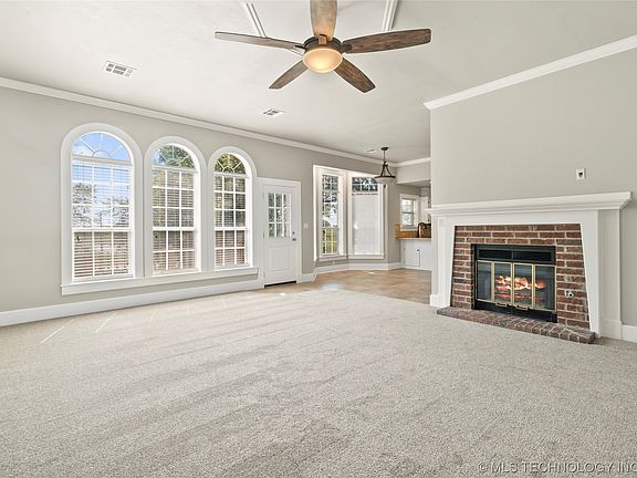 4th image of 2919 W Berwick