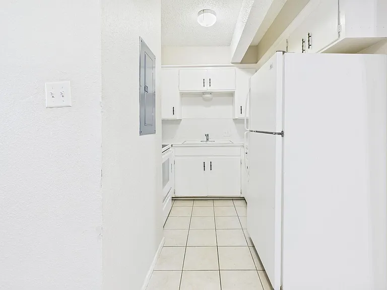 Cozy 1 Bedroom Apartment — Photo 12