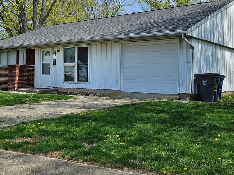 254 Prince Of Wales Dr — Photo 1
