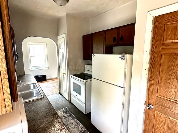 3rd image of 414 Cottage St