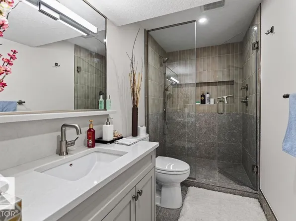 1046 Jones Cres NW, Edmonton, AB T6L 6Y2