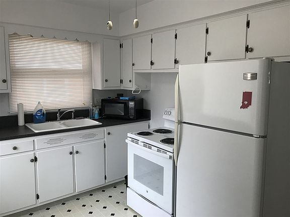2nd image of 825 Gardenside Dr