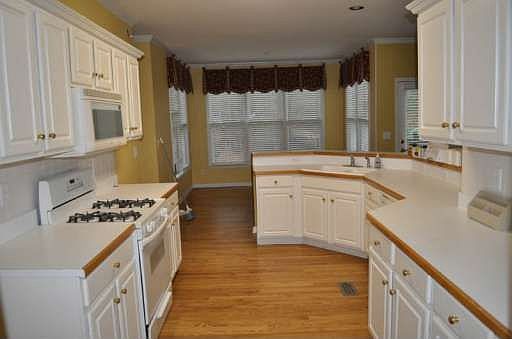4th image of 802 Hillcrest Ln
