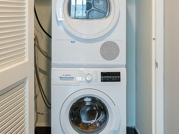 3rd image of 4214 Crescent St APT 9C