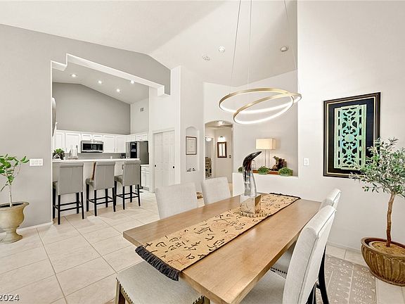 2nd image of 829 Majestic Oak St