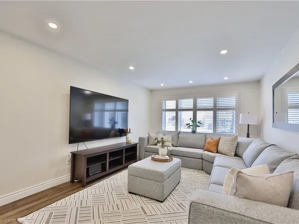 2531 Mainroyal St, Mississauga, ON L5L 1E1