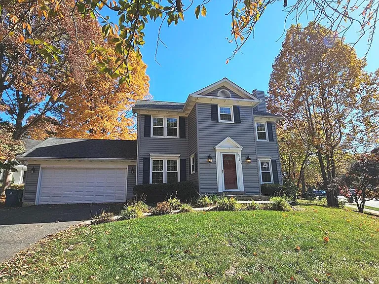 6413 Four Oaks Ln — Photo 2