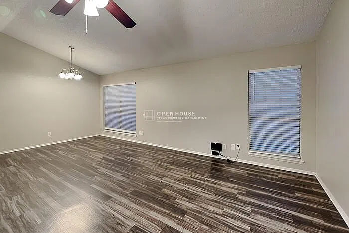 4 bed, 2.0 bath, 1677 sqft, $2,300 — Photo 3
