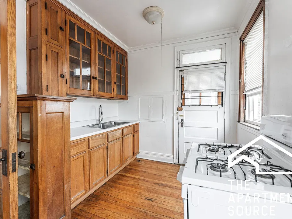 4824-30 W Addison St #2S