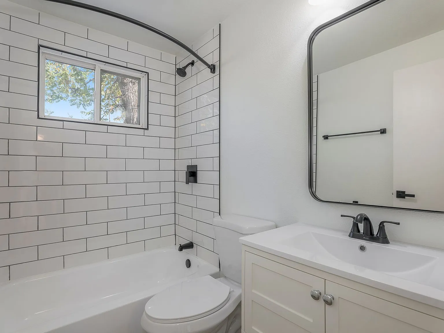 Adamson Apartments — Photo 2