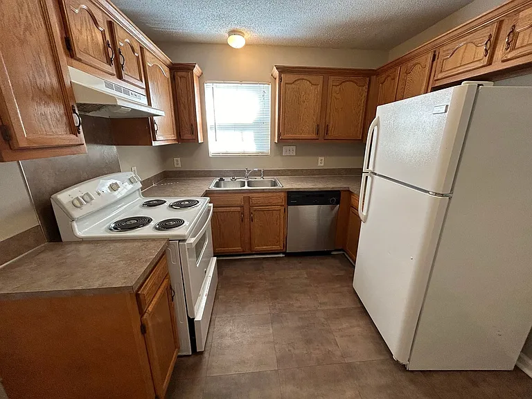 1043 Park Meadow Dr — Photo 4