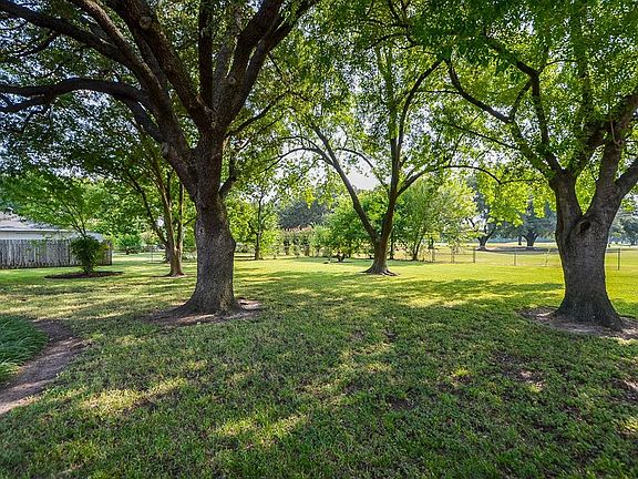 Plenty of room for a pool! It's like being in the country but you are only 15 minutes from the Galleria!