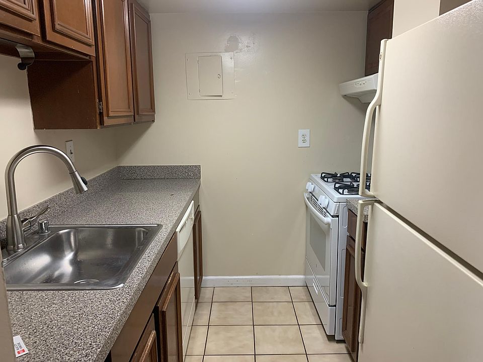 1st image of 1300 Army Navy Dr APT 120