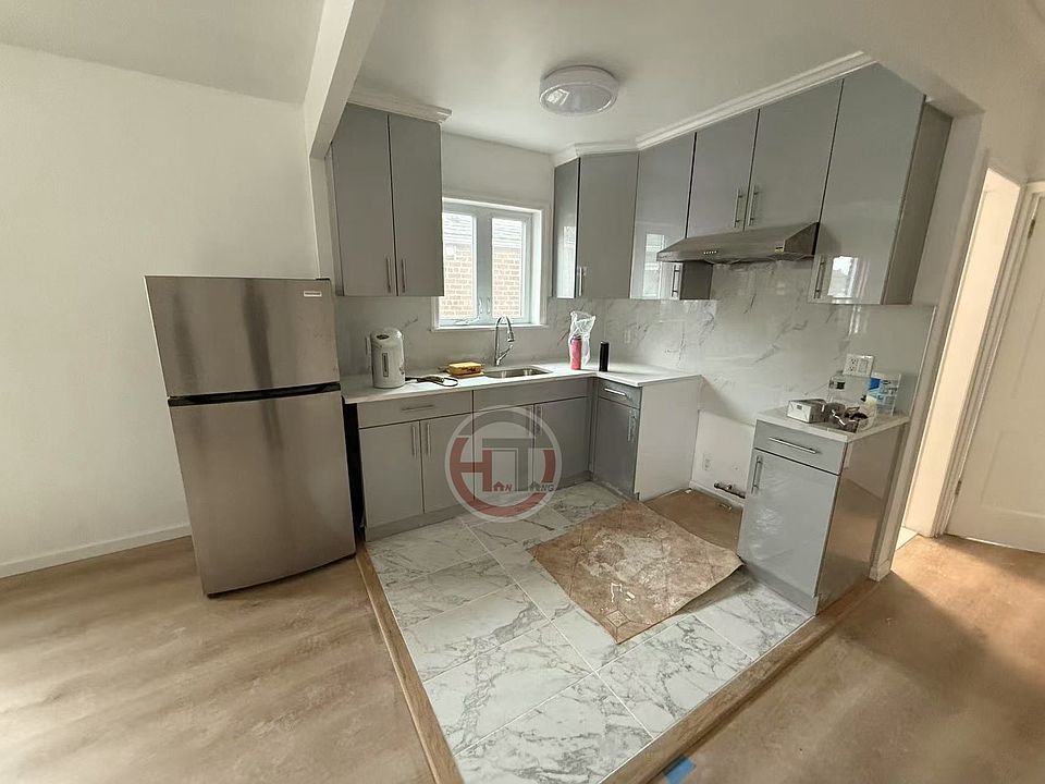 1st image of 2569 Laconia Ave Floor 2