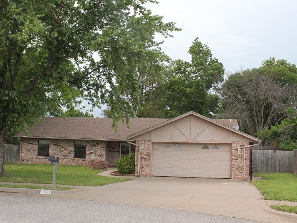 Oversized 2 car Garage + 4 car driveway