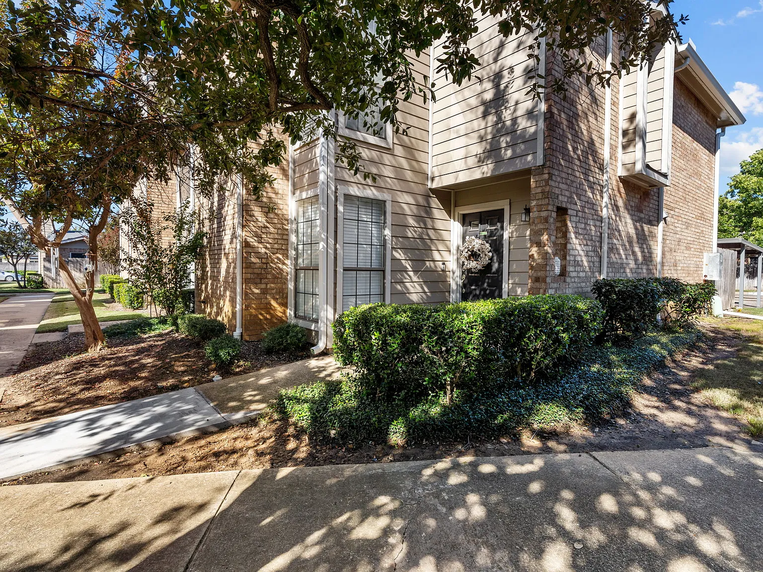 2 bed, 1098 sqft, $2,250 — Photo 1