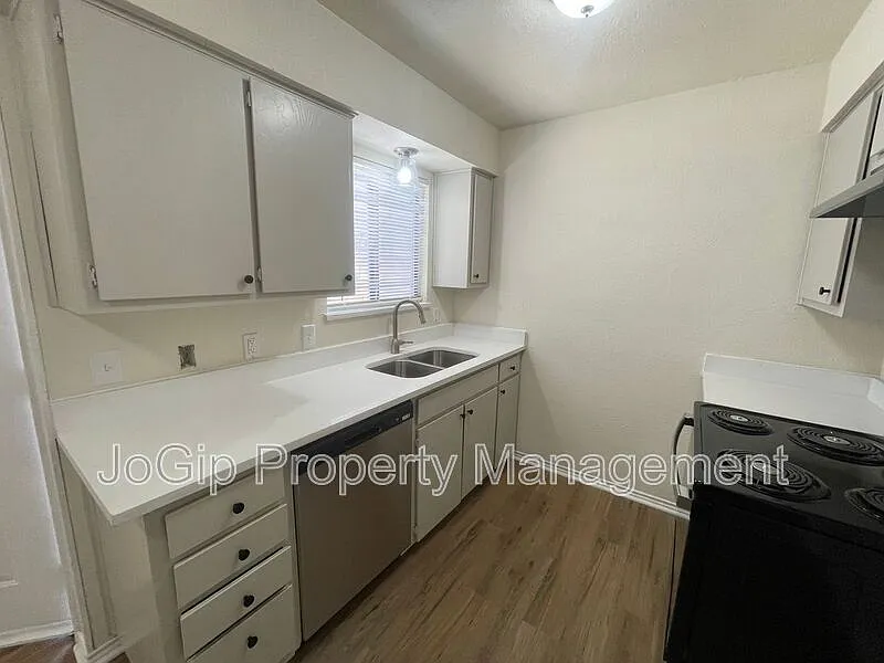 2 bed, 2.0 bath, 951 sqft, $1,350 — Photo 3