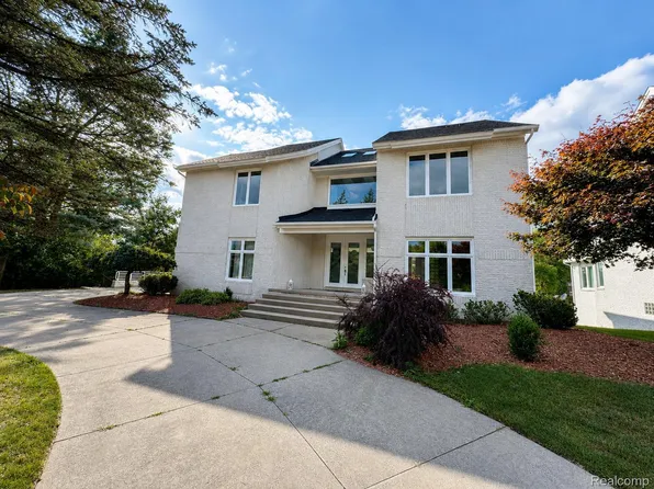 6446 Royal Pointe Dr, West Bloomfield, MI 48322