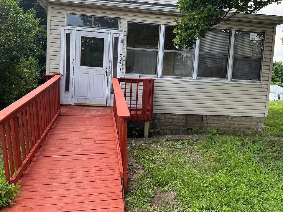 704 Lewis St #1