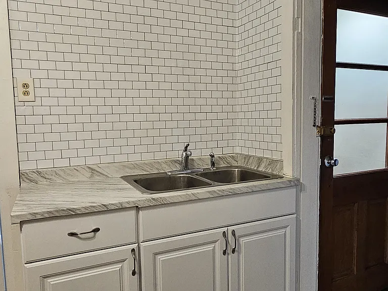 403 S Main St #UPPER — Photo 8